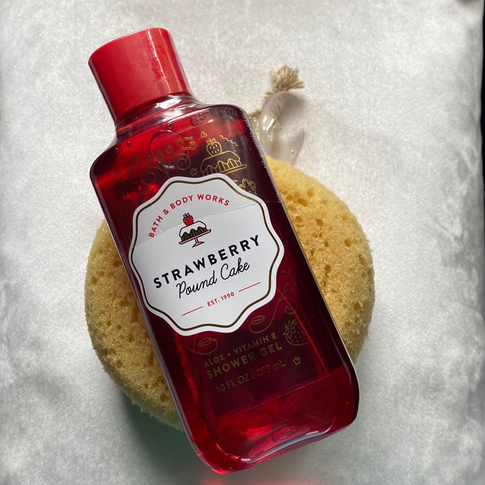 BATH & BODY WORKS STRAWBERRY POUND CAKE SHOWER GEL W/BATH SPONGE